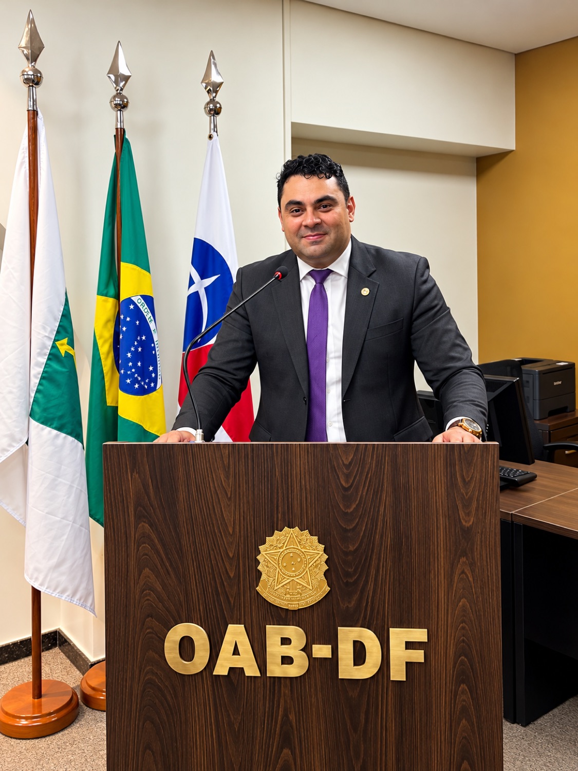 Carlos Sá em palestra na tribuna da OAB-DF